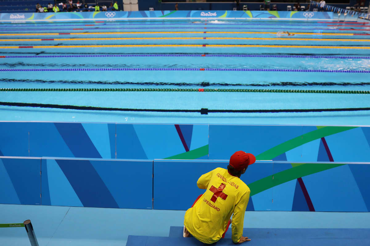 Hengenpelastaja olympialaisten uintistadionilla.