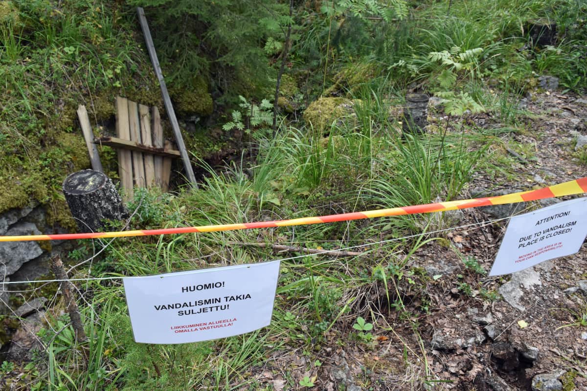 Kyltti kertoo, että alue on suljettu vandalismin takia.