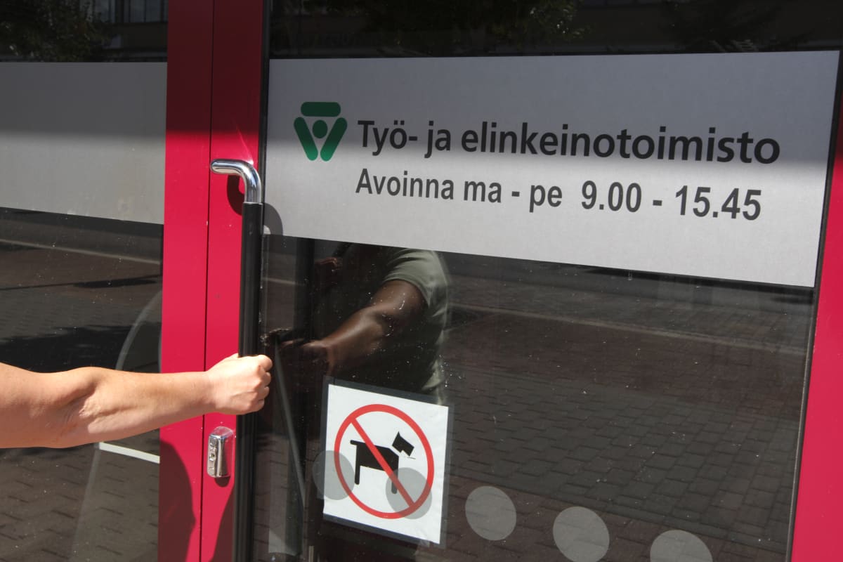 Työ- ja elinkeinotoimiston ovi.