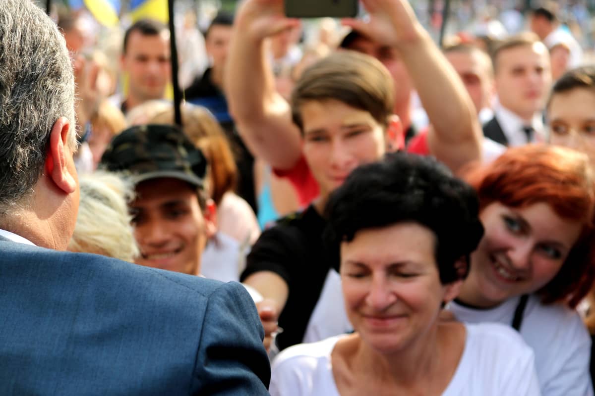 Presidentti Petro Poroshenko tervehtii kansalaisia lippupäivän juhlassa Kiovassa.