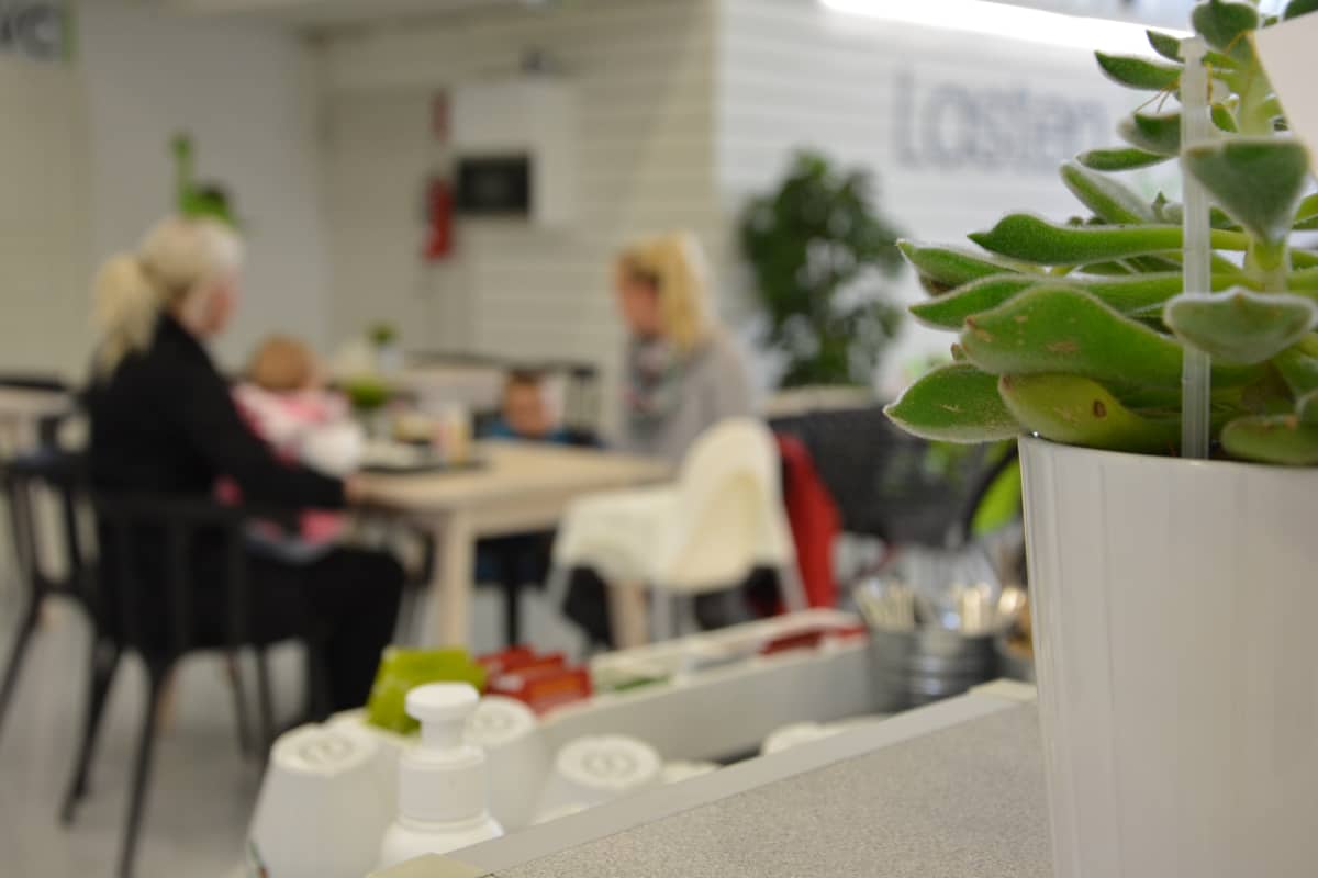 Kirpputori Lasten Dinon kahvio ja asiakkaita.