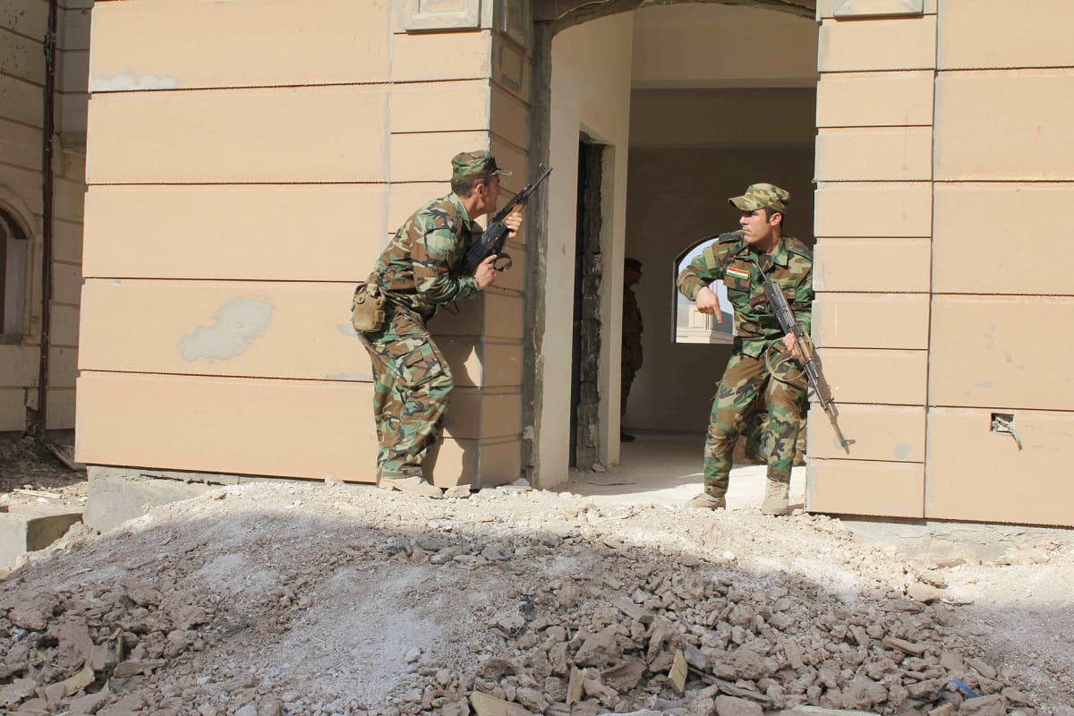 Yksi peshmergoille annettavan jalkaväkikoulutuksen osa-alue on asutuskeskustaistelu.