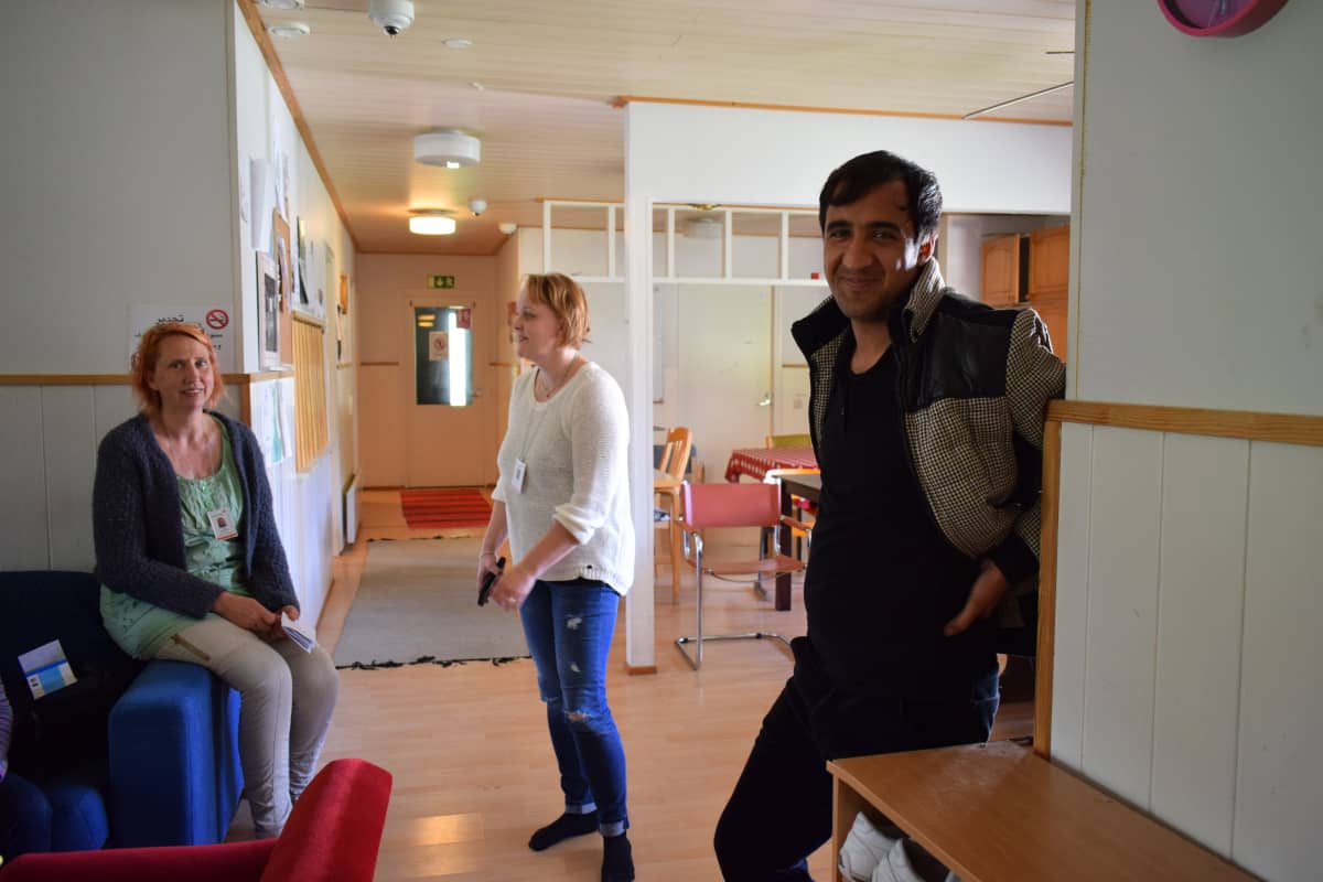 Noormuhammad Noori Kyyjärven vastaanottokeskuksessa, taustalla sosiaaliohjaaja Päivi Peltokangas ja vastaava ohjaaja Terttu Niskanen.