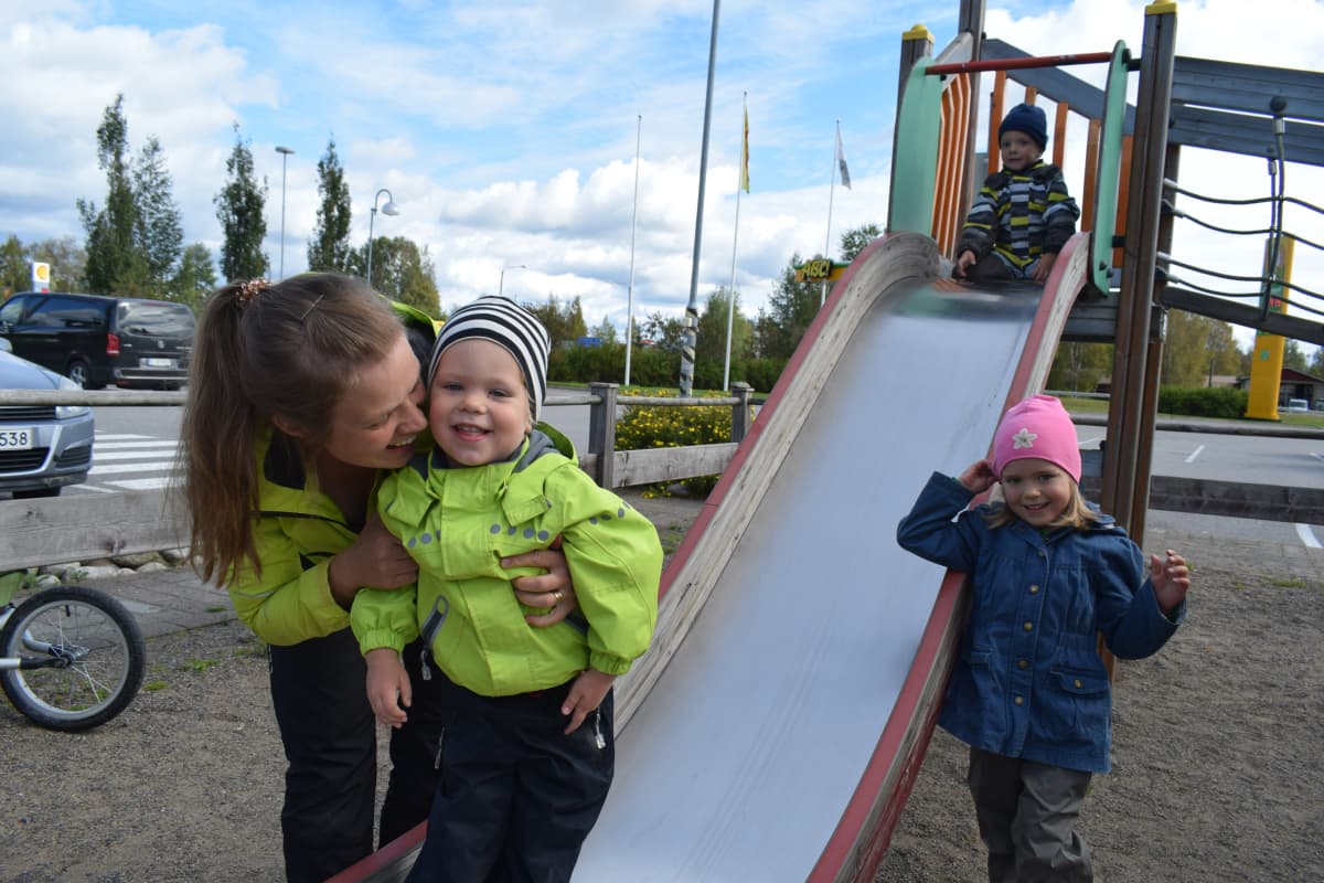 Anna-Maria Koskelo Kyyjärven Paletin leikkipaikalla kahden lapsensa ja pikkuveljensä kanssa.