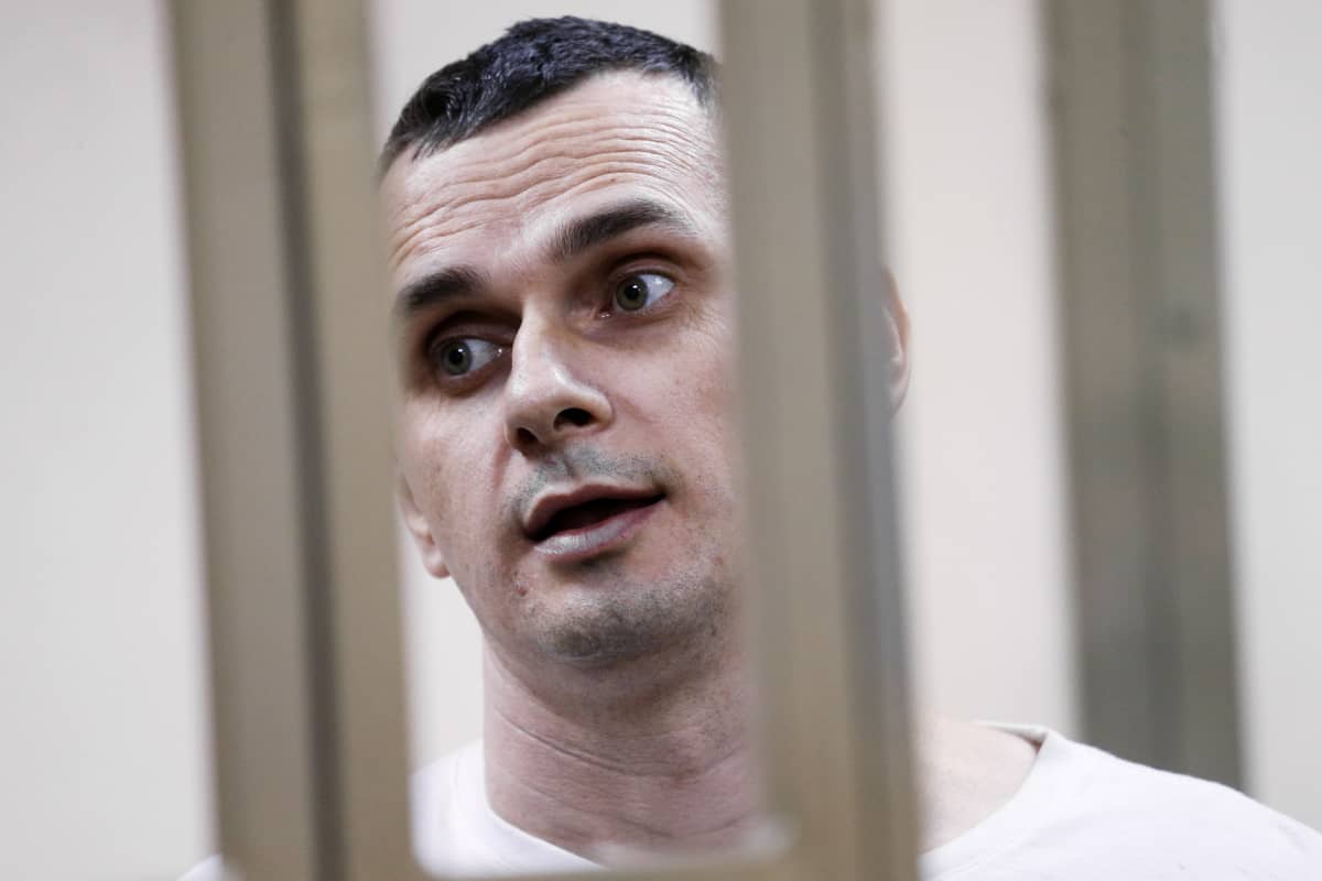 Sentsov kaltereiden takana.