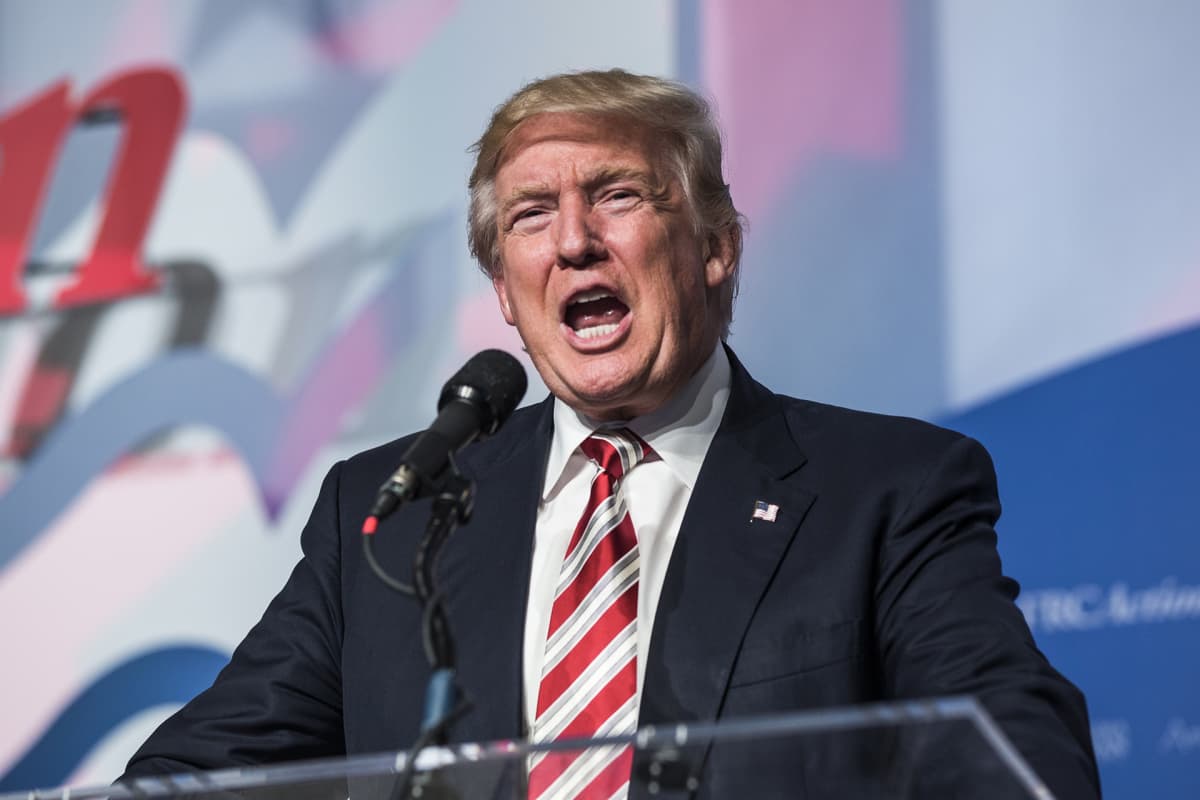 Donald Trump pitää puhetta.