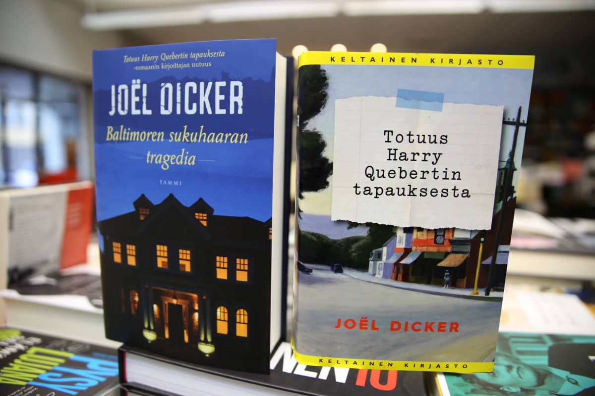 Joël Dickerin läpimurtoteos oli Totuus Harry Quebertin tapauksesta. Sitä myytiin Suomessa noin 25 000 kappaletta, mikä on nykyään käännöskirjalle hyvä saavutus.