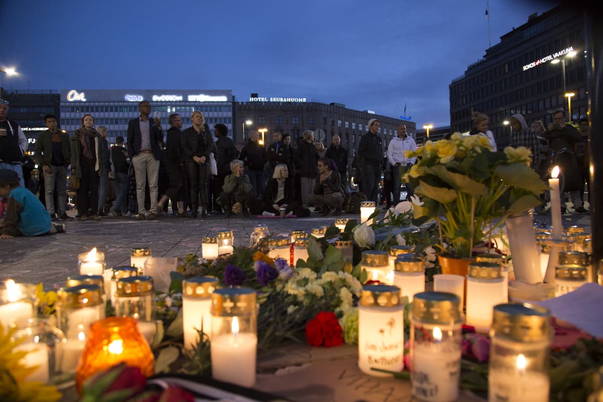 Helsingin Asema-aukio muistotilaisuus 18. syyskuuta.
