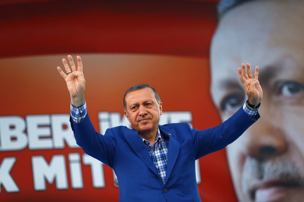 Erdogan katselee lempeästi.