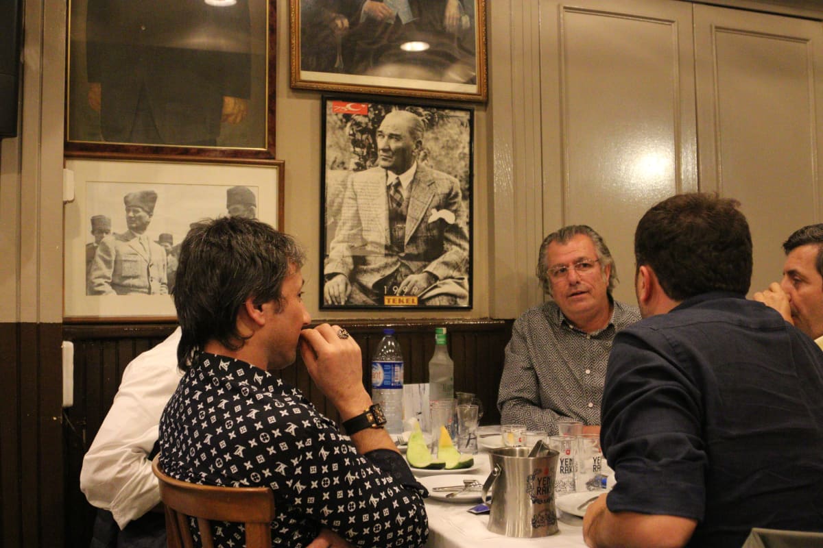 MIehiä ravintolassa, Ravintola Refik, Istanbul