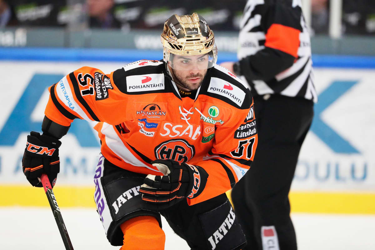 HPK-hyökkääjä Philippe Cornet luistelee SM-liigan ottelussa.