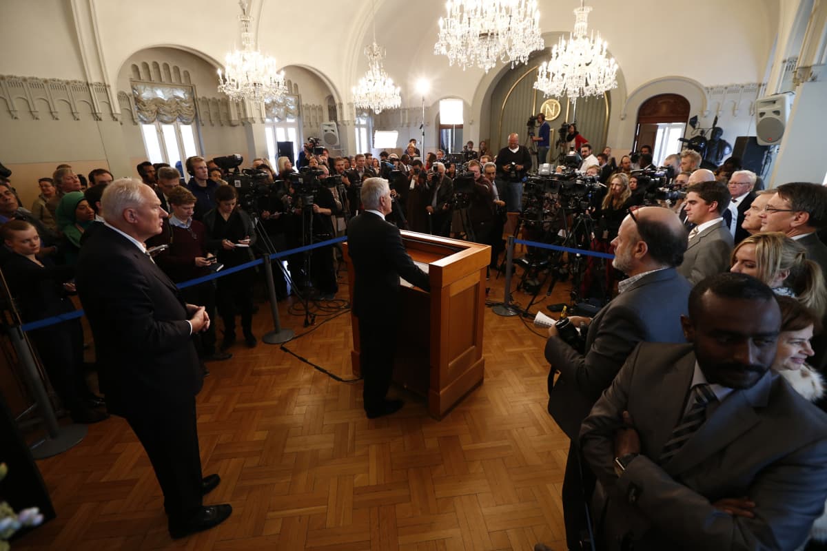Geir Lundestad kuvassa vasemmalla Nobel-palkinnon jakoa koskevassa lehdistötilaisuudessa Oslossa vuonna 2012.