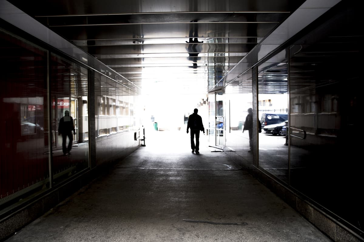 anonyymi henkilö porttikongissa