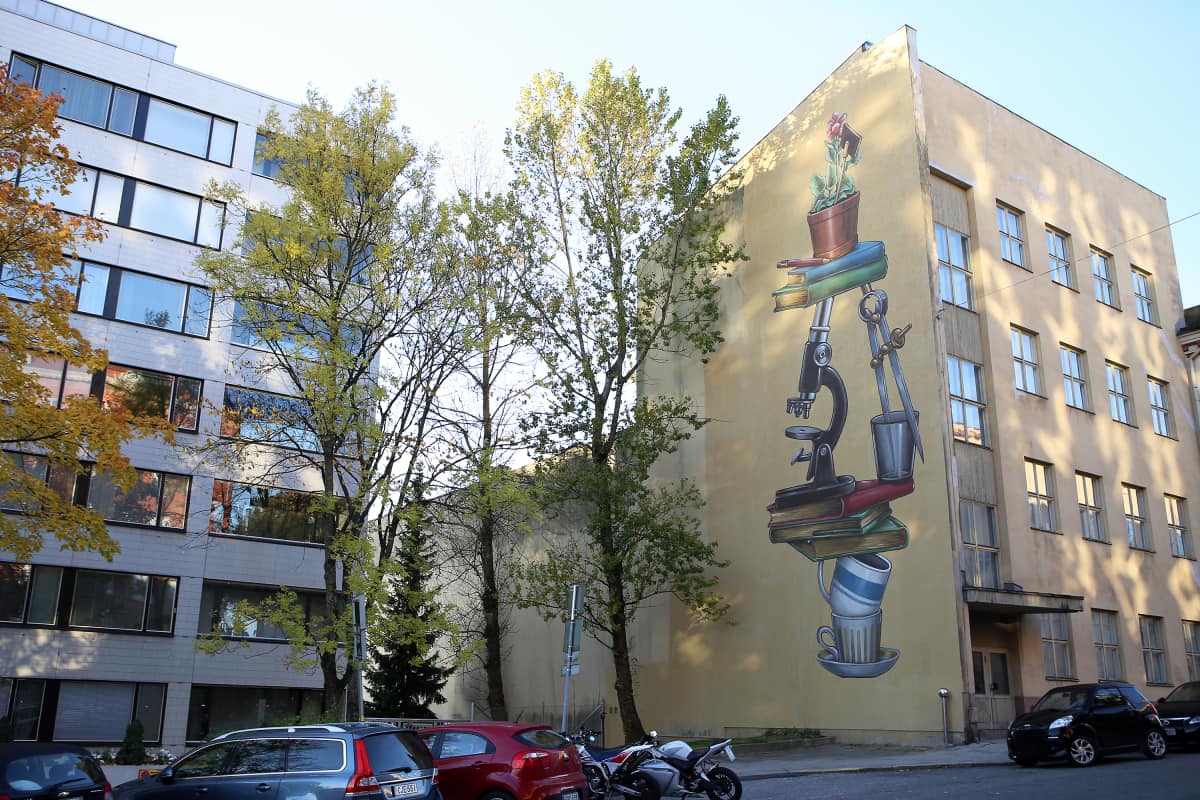 Kerrostalon kylkeen on maalattu muraali Turun Luostarinkadulla.