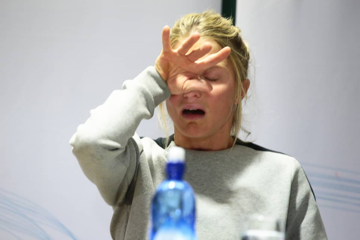 Hiihtäjä Therese Johaug kertoo dopingkärystään lehdistölle itkuisena.