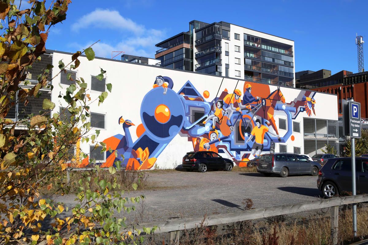 Lemminkäisenkadun parkkitalo Turussa on koristeltu muraalilla.