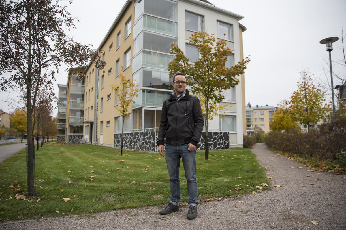Helsingin kaupunkisuunnitteluviraston asemakaava-arkkitehti Mikael Ström Laajasuolla