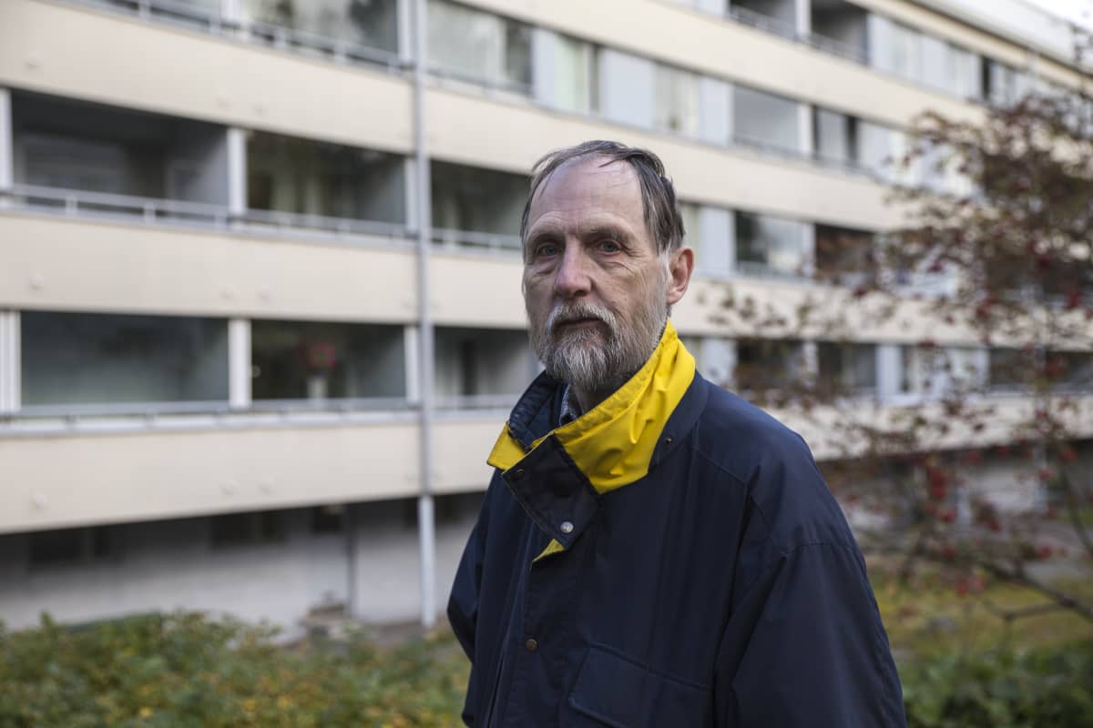 Juhani Greinert kotitalonsa edustalla Vanhassa Vuosaaressa