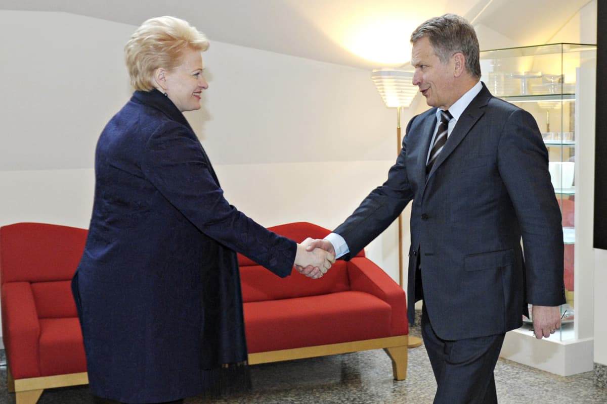 Kuvassa Liettuan presidentti Dalia Grybauskaite ja Sauli Niinistö kättelevät vuonna 2014 Helsingissä.