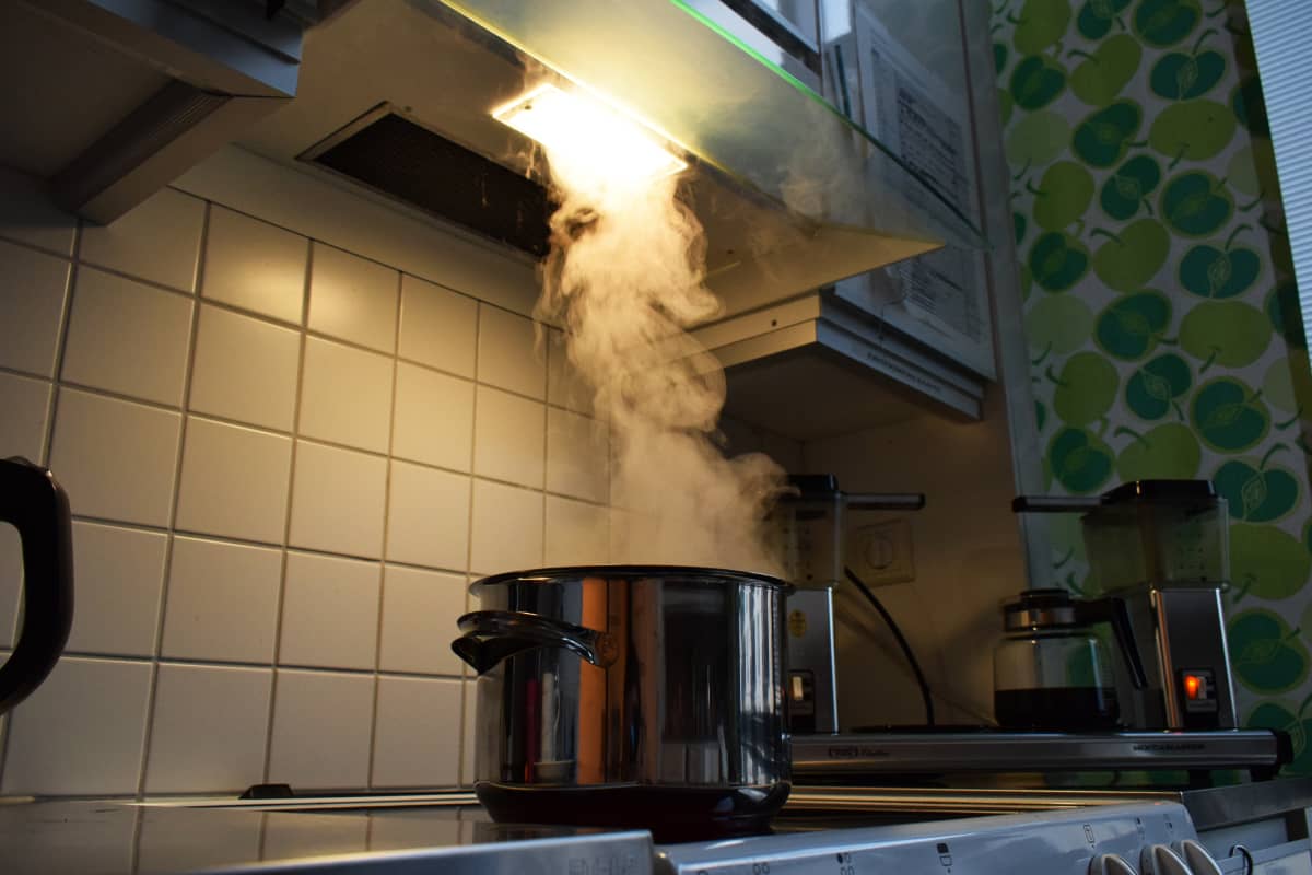 Vesi kiehuu kattilassa.