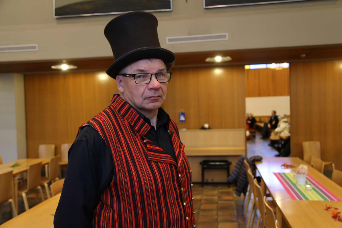 Teemu Taposella on yllään Valkealan kansallispukuun kuuluva liivi ja Länsi-Suomalaisen puvun hattu.