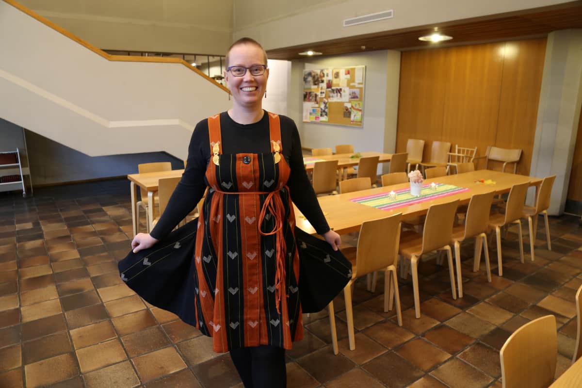 Sari Taposella on yllään karjalaisen sarafaanin kaavasta tehty uusiomekko.