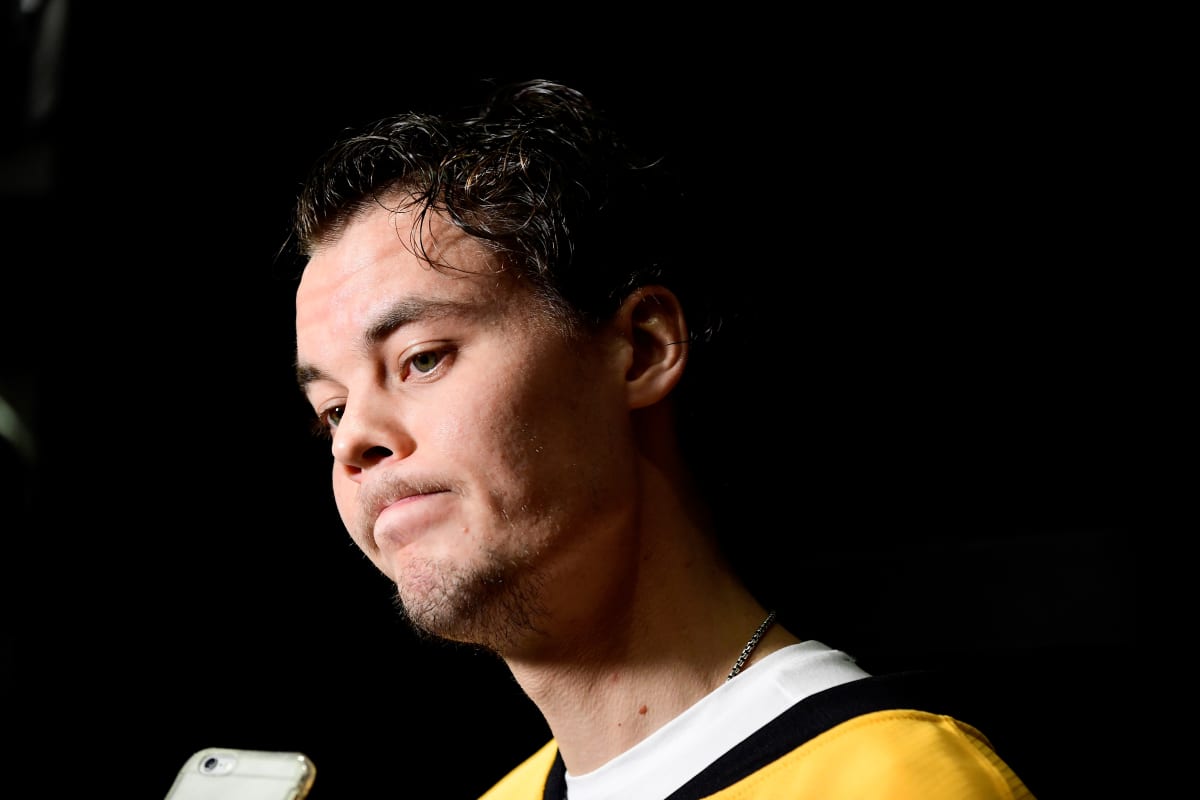 Tuukka Rask mietteliäänä haastattelussa.