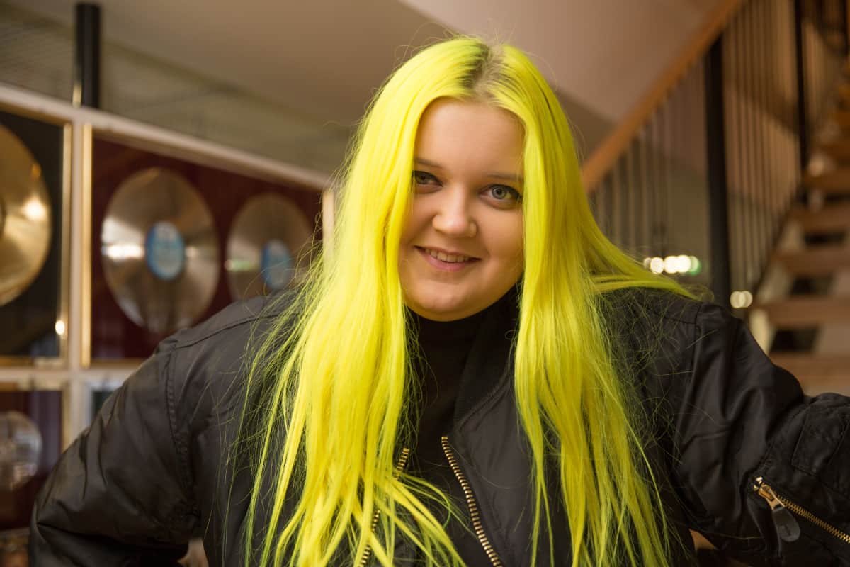 Alma levy-yhtiö Warnerin portaikossa Helsingissä.