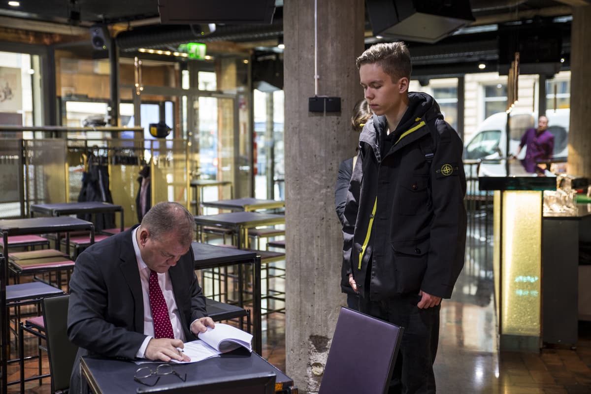 osakkeenomistaja saapumassa Radio Helsingin ylimääräiseen yhtökokoukseen