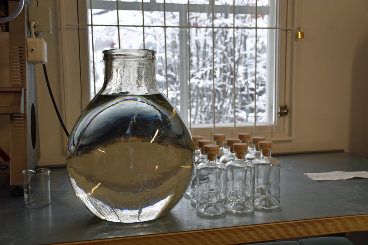 Kalevala Gin pullotetaan käsin.