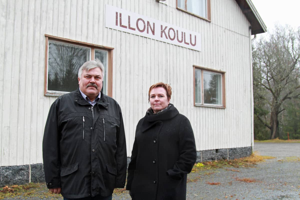 Erkki Välimäki ja Sirkku Pehkonen myhäilevät Illon koulun edessä.