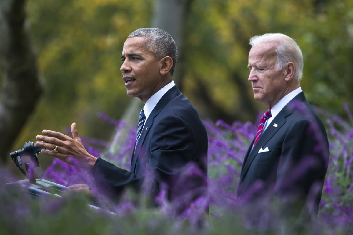 Barack Obama ja varapresidentti Joe Biden Valkoisen talon pihalla 9. marraskuuta 2016.