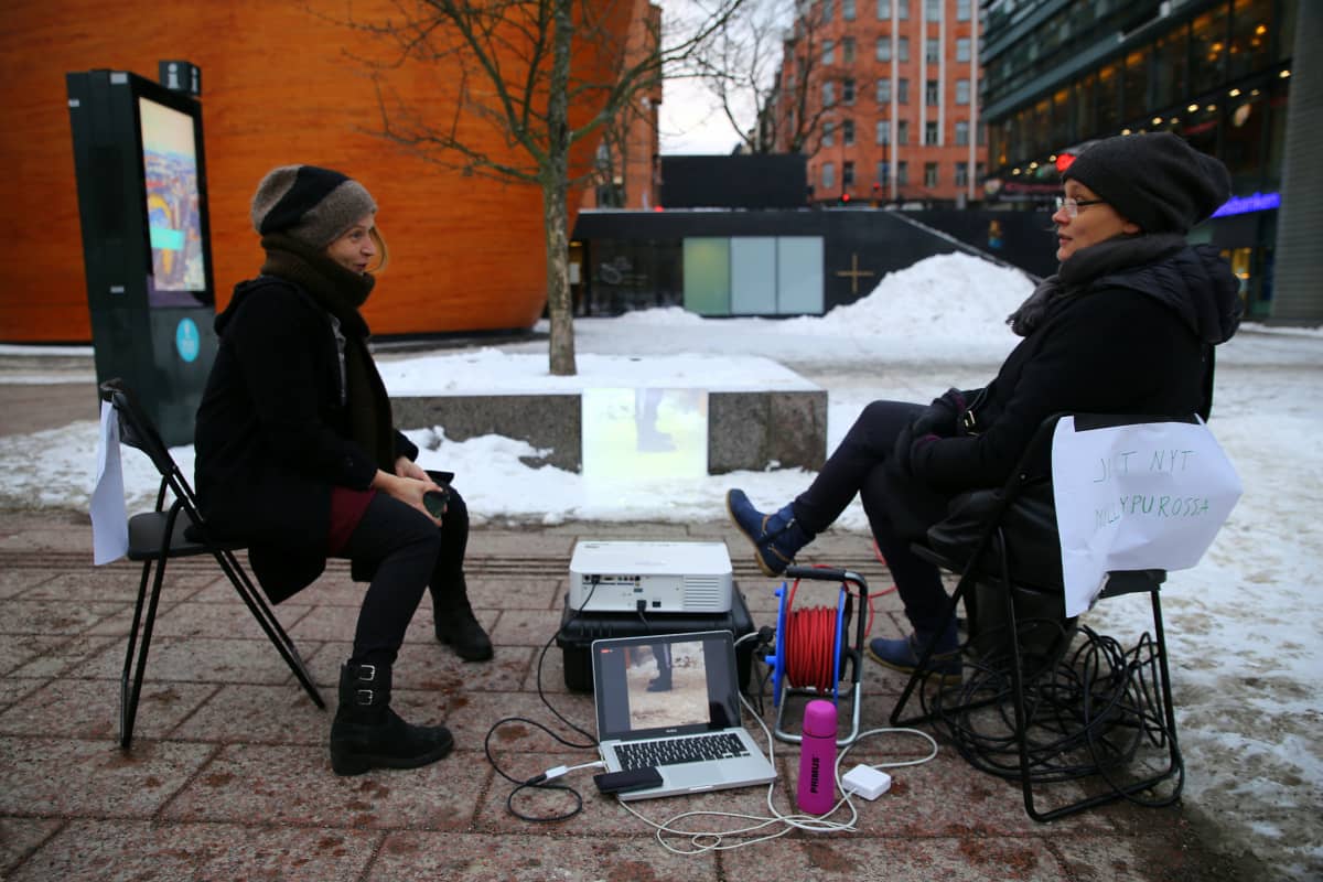 Kuvataiteilijat Niina Räty ja Maija Helasvuo pystyttivät Kamppiin pienen videoscreenin, joka näyttää reaaliaikaista videokuvaa Myllypuron leipäjonosta.