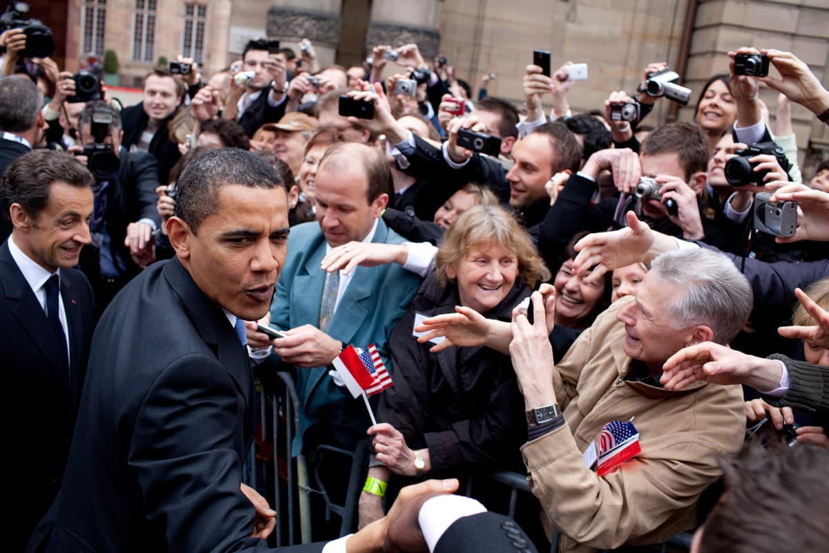 Yhdysvaltain presidentti Barack Obama kuvattuna Nicolas Sarkozyn ja villiintyneen ranskalaisen vastaanottajajoukon kanssa Palais Rohanin edustalla Strasbourgissa, Ranskassa, 3. huhtikuuta 2009.