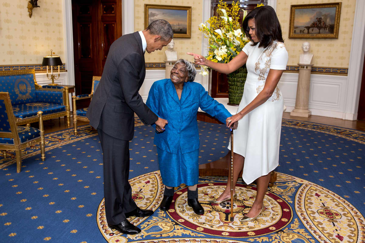 Presidenttipariskunta Barack ja Michelle Obama toivotti 106-vuotiaan Virginia McLaurinin tervetulleeksi Valkoisessa talossa järjestettävään afrikkalaisamerikkalaisen kulttuurin juhlaan 18. helmikuuta 2016.