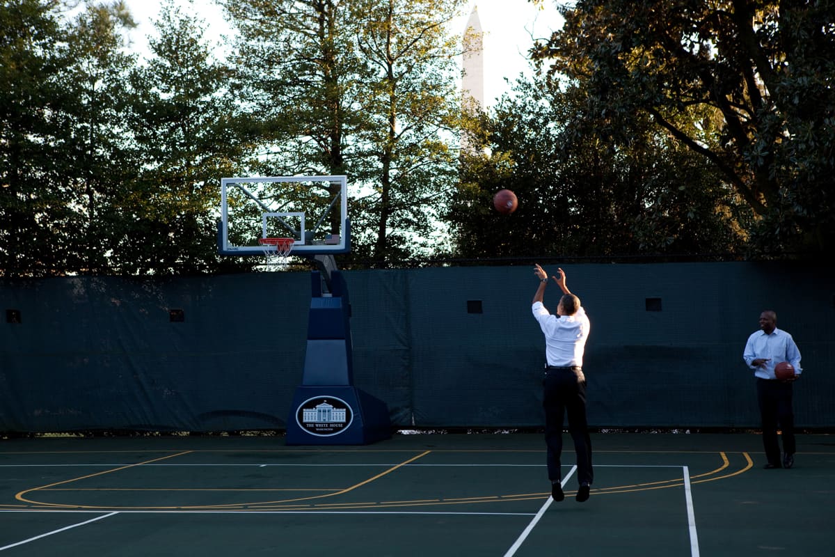 Presidentti Barack Obama yrittää kolmen pisteen heittoa henkilökohtaisen avustajansa Reggie Loven kanssa Valkoisen talon koripallokentällä 18. lokakuuta 2010.