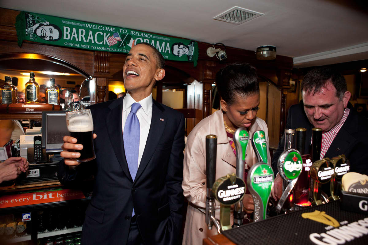 Barack ja Michelle Obama pubissa Irlannin vierailullaan 23. toukokuuta 2011.