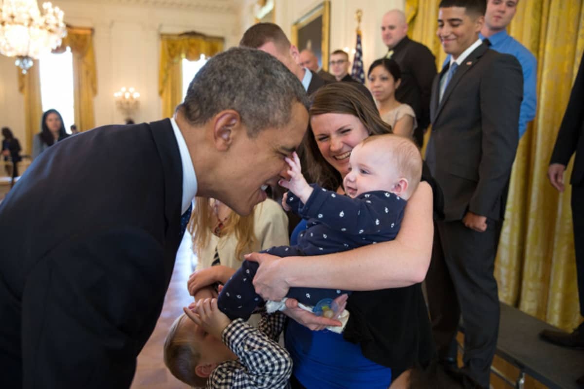 Vauva kopeloi Barack Obaman nenää. Viisi kuukautinen lapsi Vann Carroll testaili Barack Obaman nenää maaliskuussa 2014.