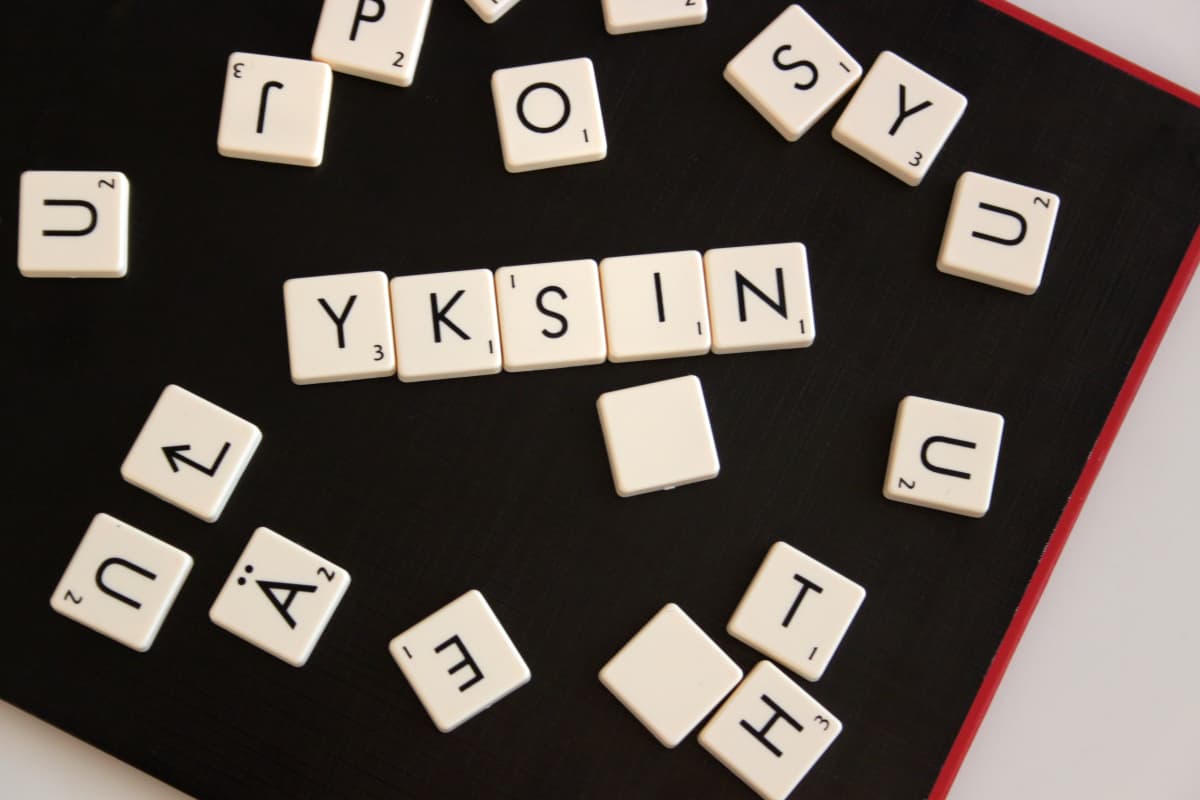 Mustalla alustalla kirjaimet, josta muodotuu sana "yksin".