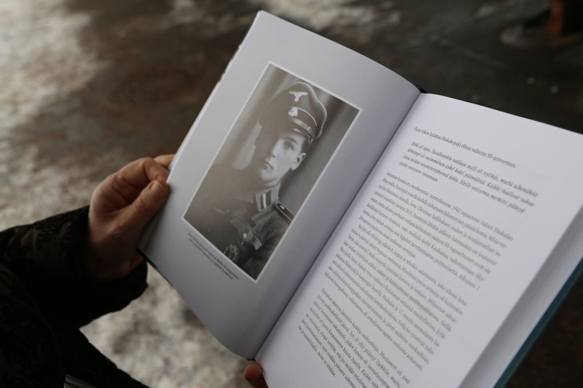 Historioitsija-tietokirjailija Mirja Turunen käsittelee uudessa kirjassaan Suomesta Hitlerin eliittijoukkoihin lähteneitä SS-sotureita.