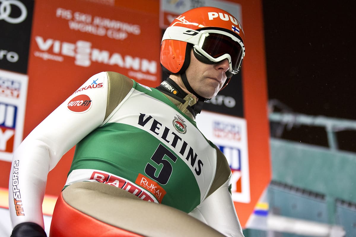 Janne Ahonen istuu puomilla.