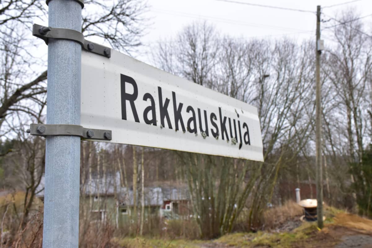 Valkoinen tiennimikyltti, jossa lukee Rakkauskuja.