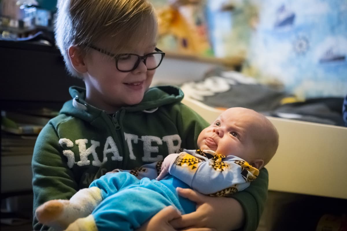 Alex Nurmi Aaron-pikkuveljensä kanssa.