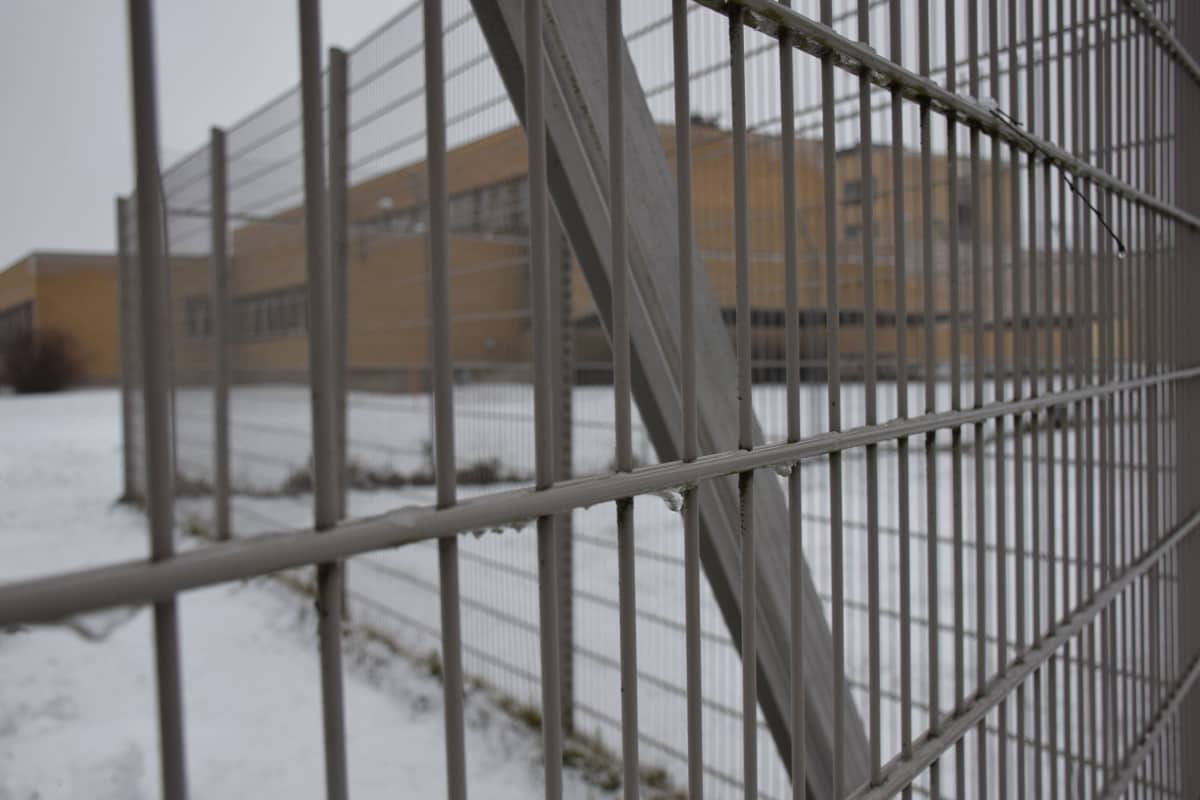 Hämeenlinnan vankila. Olin vankilassa 22,5 tuntia, haastattelut mukaan lukien. Ensimmäisenä porttien ulkopuolella selasin tekstiviestini: kaikilla tärkeillä kaikki ok. Sitten söin ranskalaisia perunoita. Kauheaan nälkääni. Porteista astuin ulos 8.12.2016 klo 11:30.