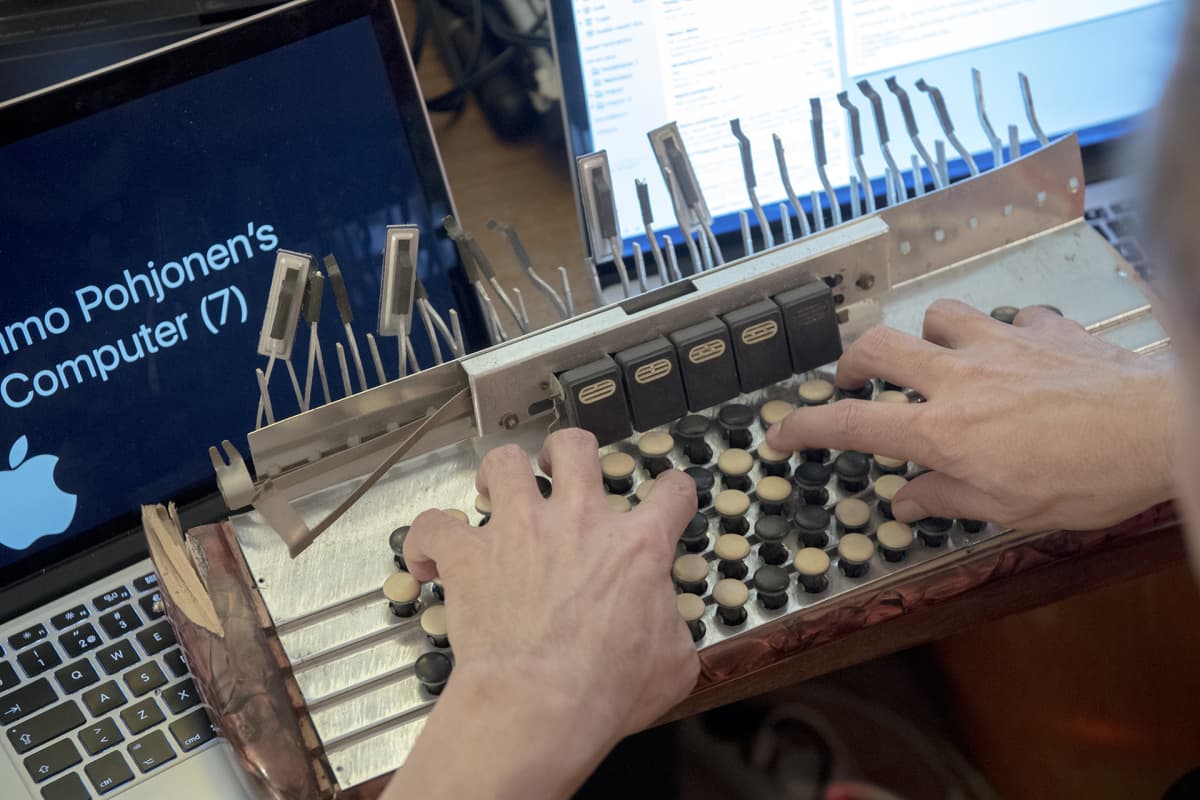 Kimmo Pohjonen naputtelee harmonikan näppäimistöä ja kutsuu sitä kirjoituskoneeksi.