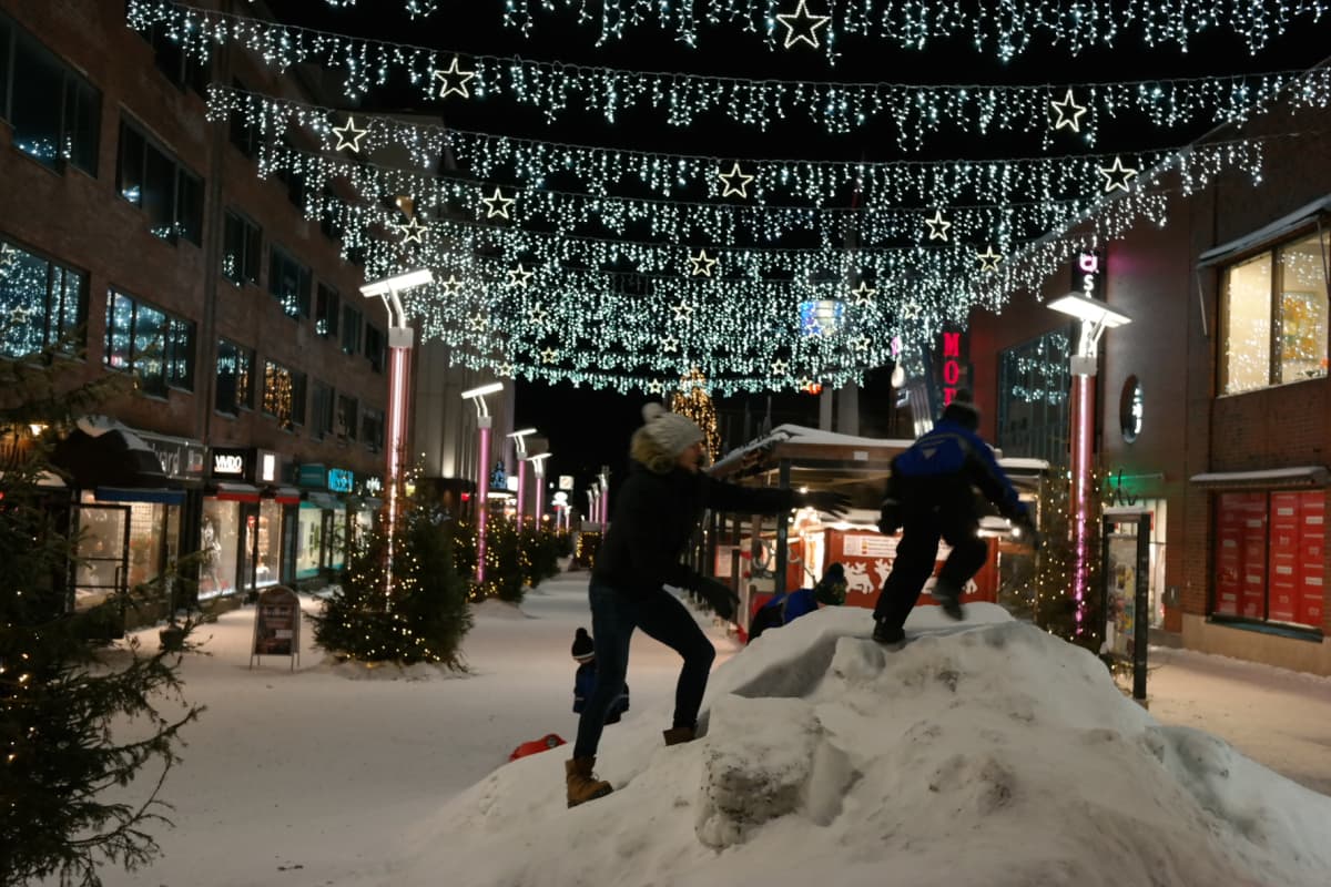 Jouluvaloja Rovaniemen keskustassa Koskikadulla.