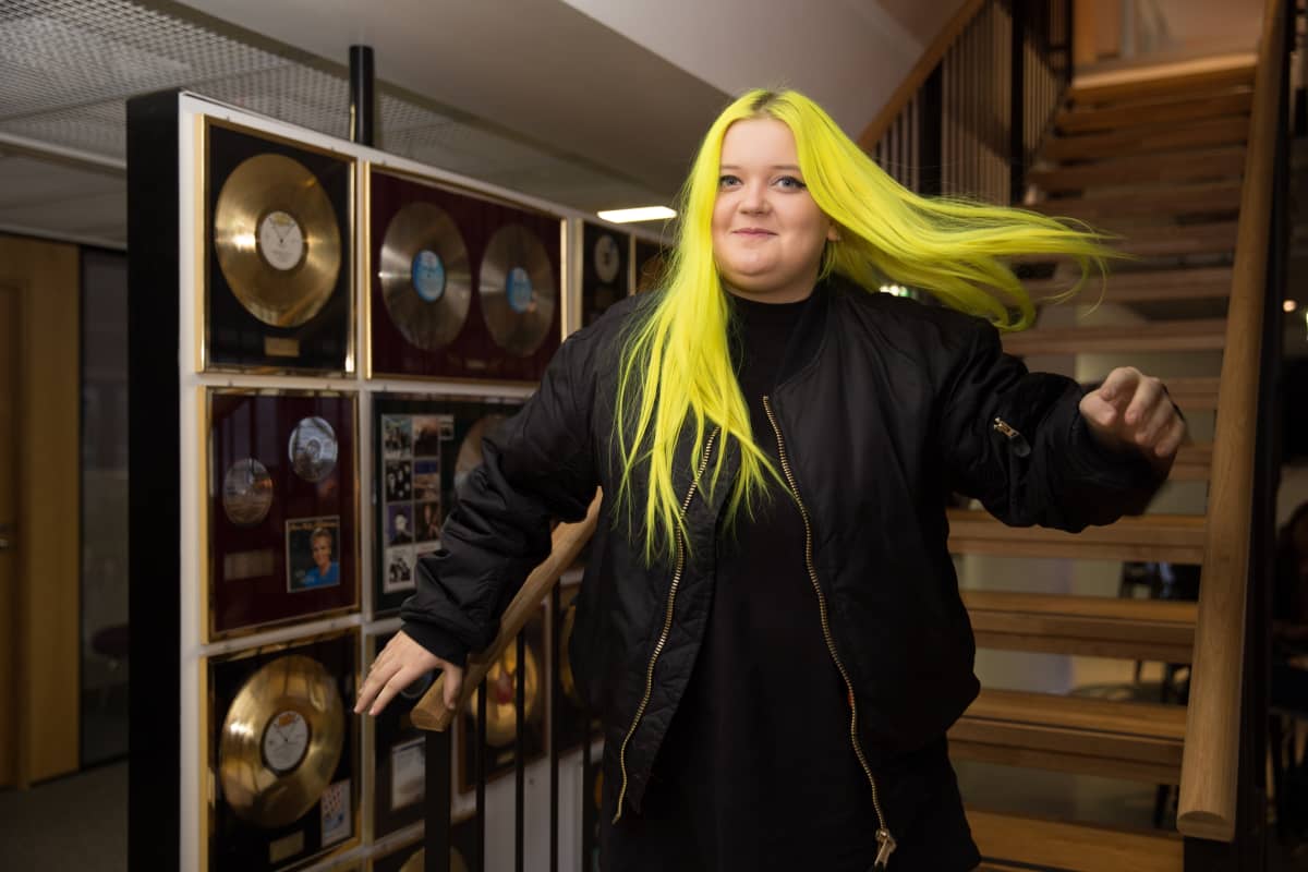 Almalla on kansainvälinen levytyssopimus Saksan Universal Musicin kanssa.