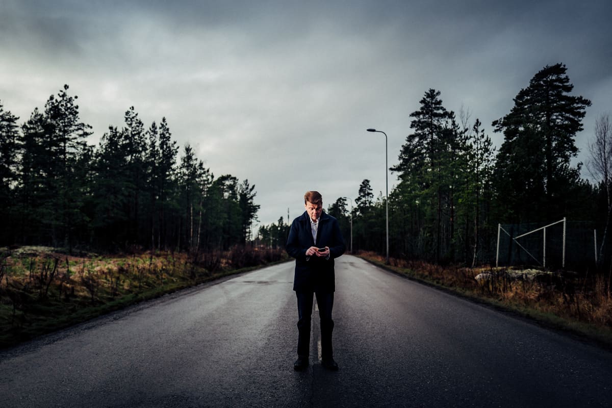 Mies seisoo keskellä tietä
