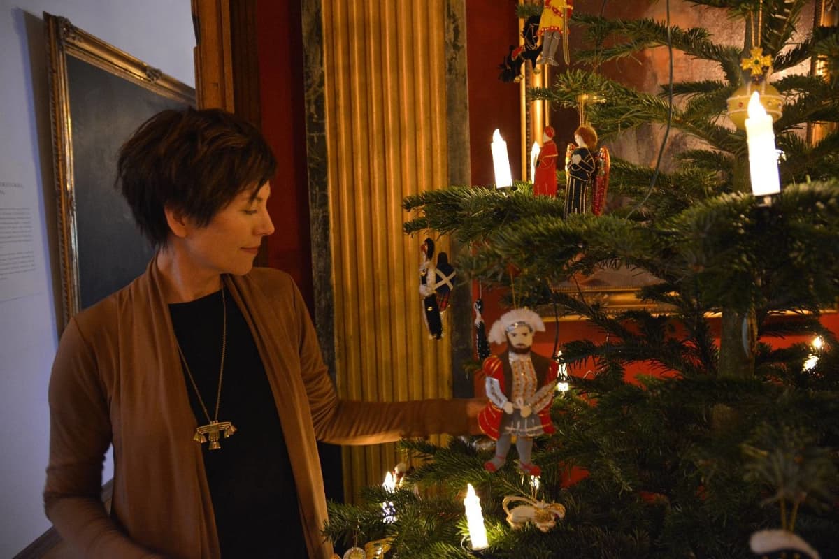 Liisa Lagerstam koristelee kuusta