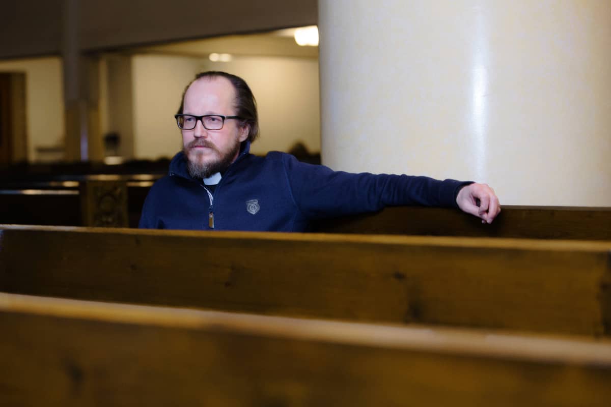 Pastori Kai Sadinmaa Kallion kirkossa.